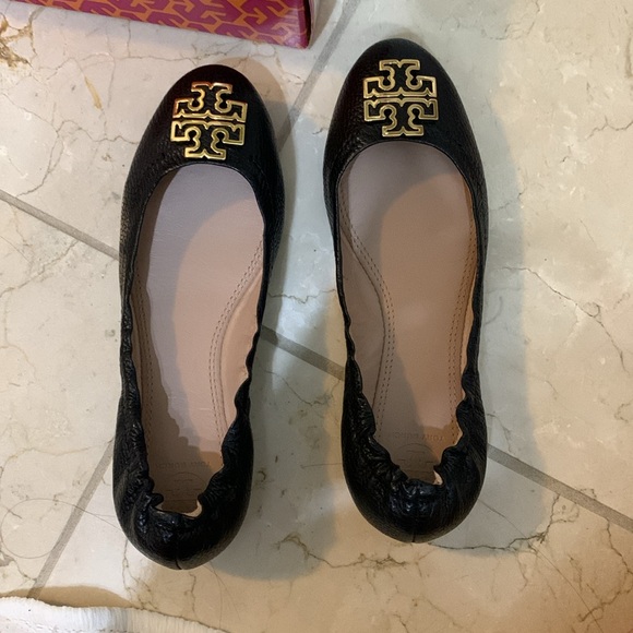 Brand new Tory Burch logo Black & Gold Melinda Ballet Flats Size 6.5 - Picture 3 of 8